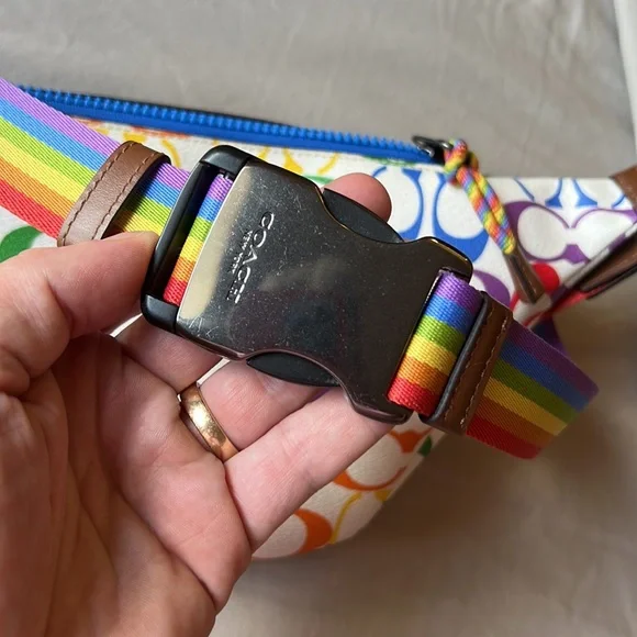 COACH WARREN BELT BAG IN RAINBOW SIGNATURE CANVAS - Pride Edition